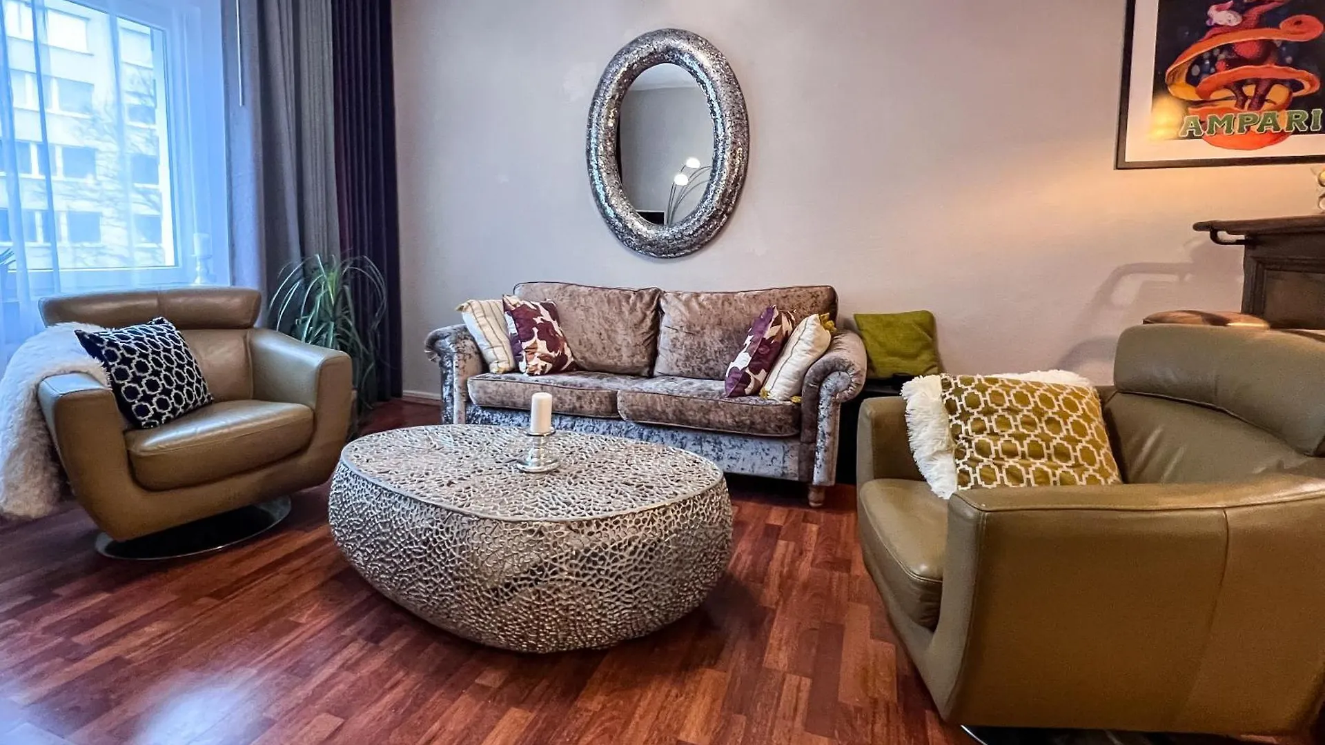 Big, Central And Charming Apartment On Schaafenstrasse contacts