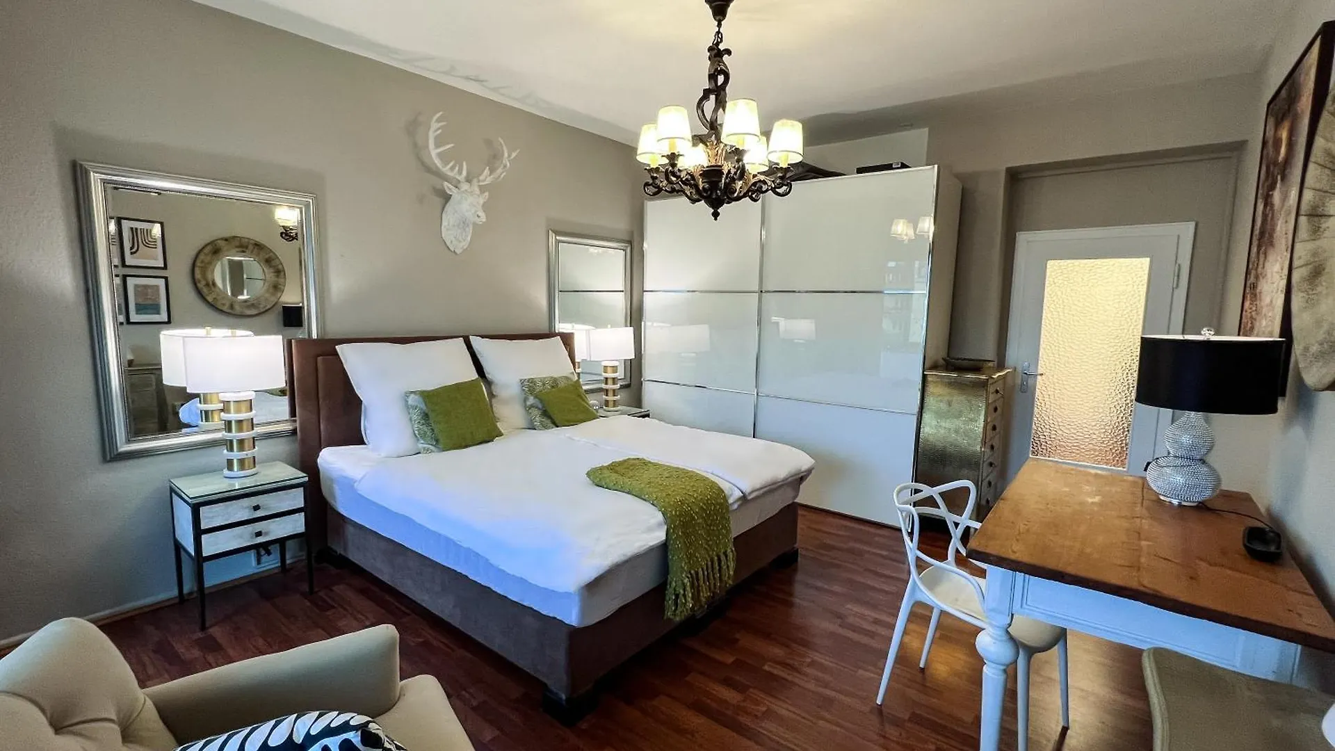 Big, Central And Charming Apartment On Schaafenstrasse Cologne